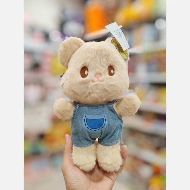 xMBYqrdbKicu1r3mcUmTQbqEvuG6RjLIGlR2JeasPaXZQCaJmM.jpg_800X800X70 عروسک پولیشی خرس لباس جین وارداتی - Image 1
